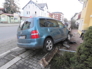 Opilý řidič zdemoloval oplocení rodinného domu, škoda je přes sto tisíc korun