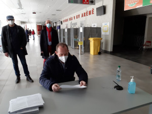 Očkování proti covid-19 se přesunuje do multifunkční haly, otvírá se první velkokapacitní centrum