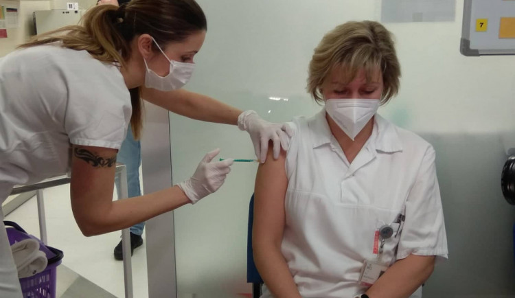 Sasko daruje kraji 15 tisíc vakcín AstraZeneca, zrychlí se tím očkování