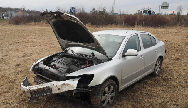 Seniorka posilněná alkoholem přehlédla náklaďák, další řidič přelétl plot