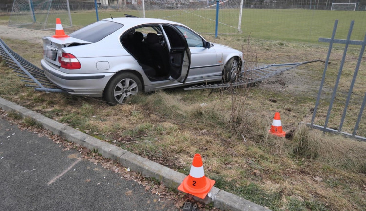Opilý řidič se v bavoráku se snažil o driftování, nakonec havaroval