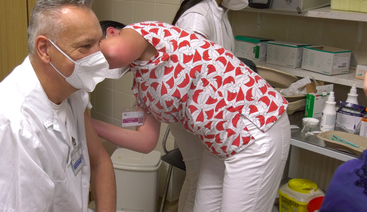 Chronicky nemocné pacienty mladší 70 let mohou očkovat praktici, registraci zajistí lékař