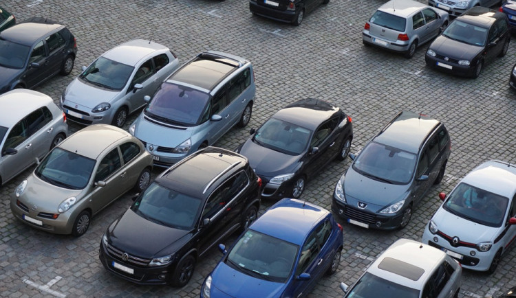 Nametený senior couval se škodovkou, přitom oťukal tři auta
