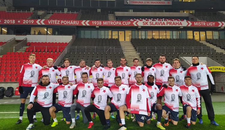 Karlovarský tým nastoupil k utkání v dresech s fotografií nedávno zesnulého předsedy Zdeňka Havla.