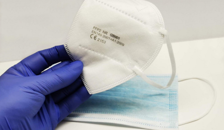 Použité respirátory dejte do plastového sáčku a pak odpadkového koše, radí experti