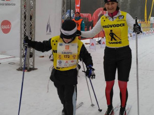 Třetina startovného na Virtuální ČEZ SkiTour vybaví díky Hervisu na zimu nevidomé účastníky