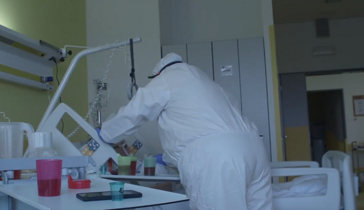 Musíme s pacienty mluvit, jako kdyby byli součástí naší rodiny, říká sanitářka