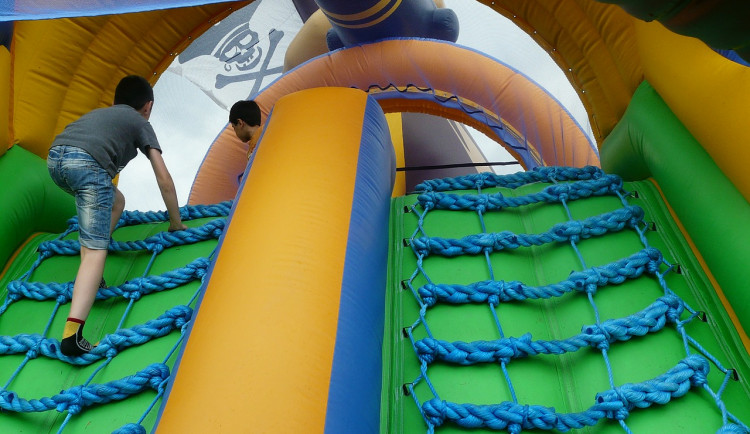 S dětmi se ve Fajnparku v Chlumci nad Cidlinou utrhl skákací hrad, provozovateli hrozí až čtyři roky vězení