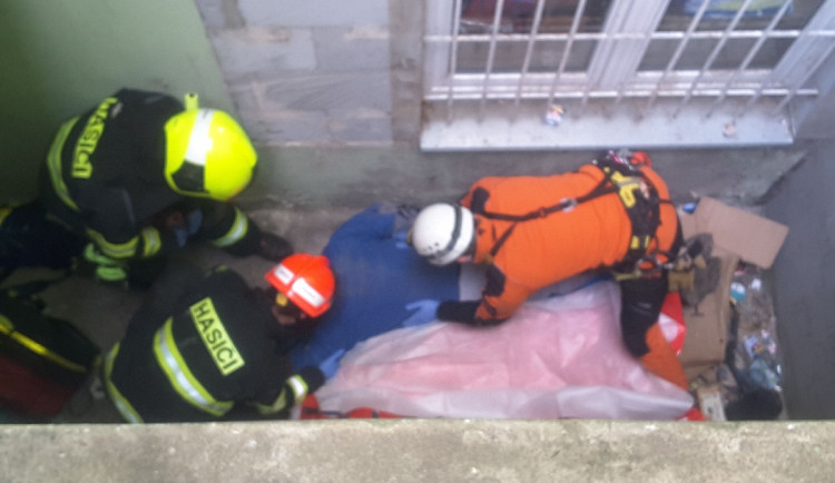 Muž poblíž Cejlu spadnul do tři metry hluboké šachty, zachránili ho hasiči