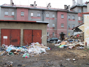 Lidé z problémové lokality se doslova topili v odpadcích, skládka zaplavila i domy