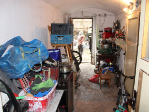 Lidé z problémové lokality se doslova topili v odpadcích, skládka zaplavila i samotné domy