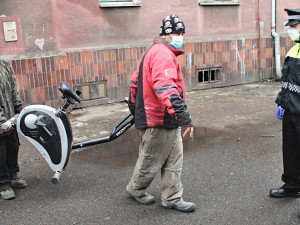 Lidé z problémové lokality se doslova topili v odpadcích, skládka zaplavila i samotné domy