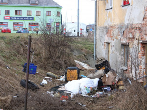 Lidé z problémové lokality se doslova topili v odpadcích, skládka zaplavila i samotné domy