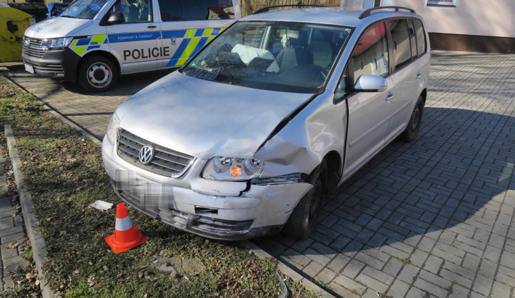 Řidička si spletla jedničku se zpátečkou i brzdu s plynem, v cestě ji bohužel stál dům