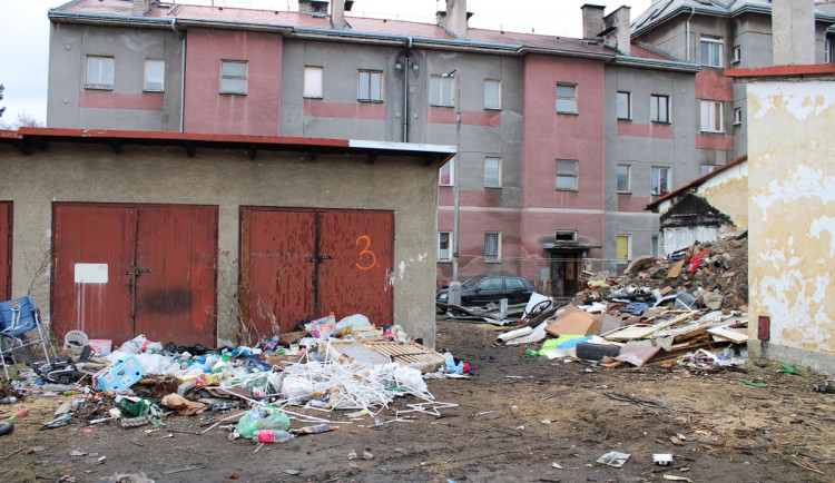 Lidé se doslova topili v odpadcích, černá skládka vznikla u domů u bývalého železničního depa