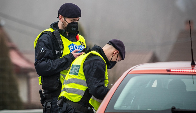 Řidiče bez řidičáku neodrazují ani kontroly na hranicích okresů