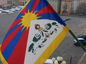 Historicky nejhorší kraj ve všem, se dnes v jedné věci zlepšil, poprvé v historii vyvěsil tibetskou vlajku