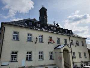 Historicky nejhorší kraj ve všem, se dnes v jedné věci zlepšil, poprvé v historii vyvěsil tibetskou vlajku