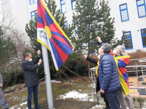 Historicky nejhorší kraj ve všem, se dnes v jedné věci zlepšil, poprvé v historii vyvěsil tibetskou vlajku