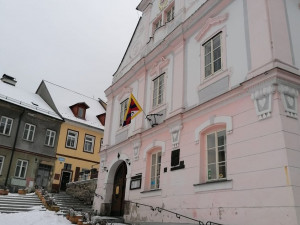 Historicky nejhorší kraj ve všem, se dnes v jedné věci zlepšil, poprvé v historii vyvěsil tibetskou vlajku
