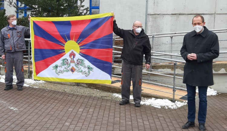 Historicky nejhorší kraj ve všem, se dnes v jedné věci zlepšil, poprvé v historii vyvěsil tibetskou vlajku