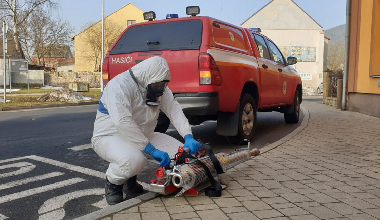 Dobrovolní hasiči zdarma dezinfikovali bytové domy, lidé je vyháněli a nadávali jim