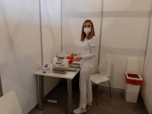 V nových centrech očkovali seniory Pfizerem a pedagogy AstraZenecou