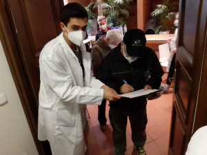 V nových centrech očkovali seniory Pfizerem a pedagogy AstraZenecou