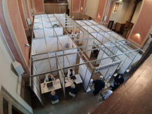 V nových centrech očkovali seniory Pfizerem a pedagogy AstraZenecou