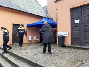 V nových centrech očkovali seniory Pfizerem a pedagogy AstraZenecou