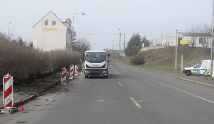 Policisté pátrají po svědcích smrtelné nehody, při které muže srazil nákladní vůz
