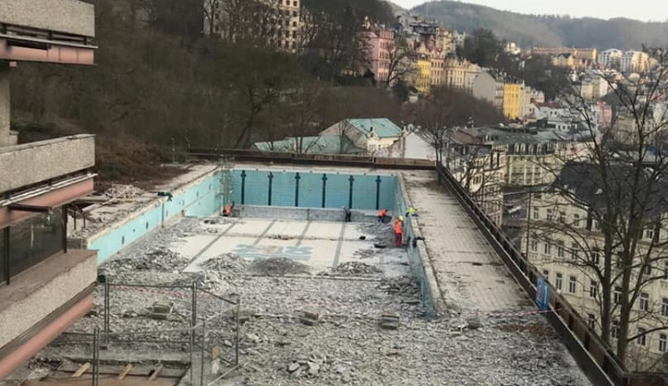 Začaly hlavní práce na opravě bazénu karlovarského hotelu Thermal