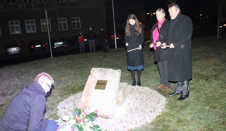 Základní kámen pomníku nazvaného Reflexe byl v Ostrově položen před dvěma lety