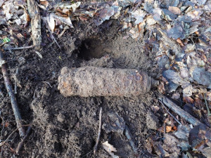 Muž při procházce s detektorem kovů nalezl dělostřelecký granát