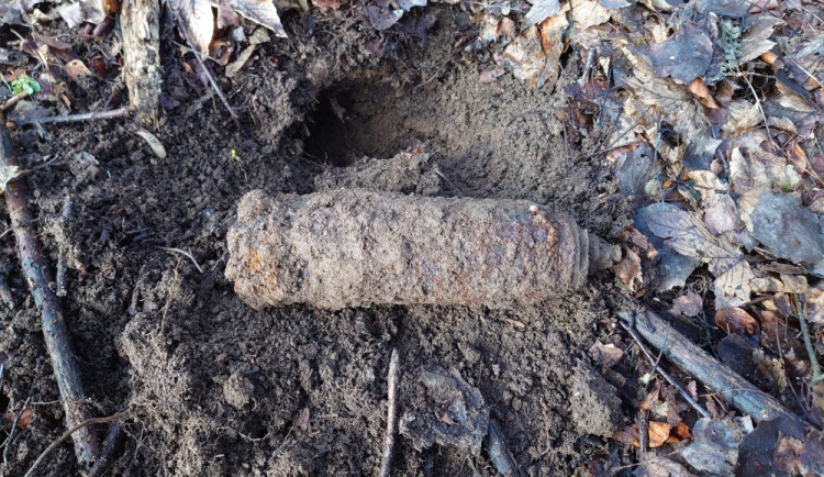 Muž při procházce s detektorem kovu nalezl dělostřelecký granát