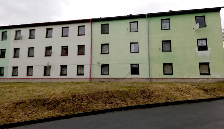 V Ostrově ubytovali bezdomovce v holobytech