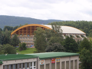 Ploché střechy jsou letitým problémem zimního stadionu, jejich opravy ale nesmí narušit provoz klubu