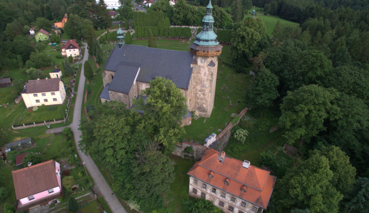 Horní Slavkov získal dotaci na opravu kostelního bronwfieldu