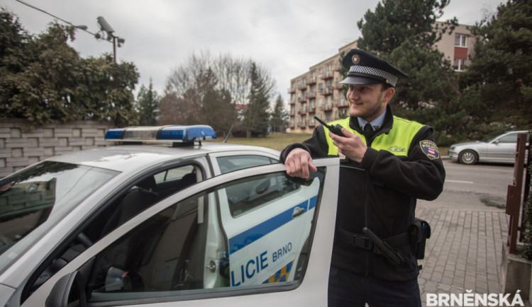 Brňan žalobníček volal strážníky, viděl muže okukovat auto