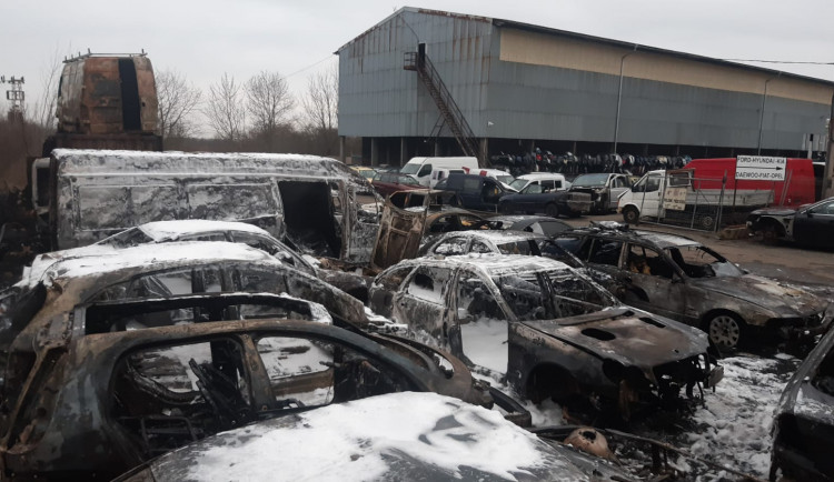 Při požáru vrakoviště u Prahy shořelo 28 aut. Škoda je pět milionů