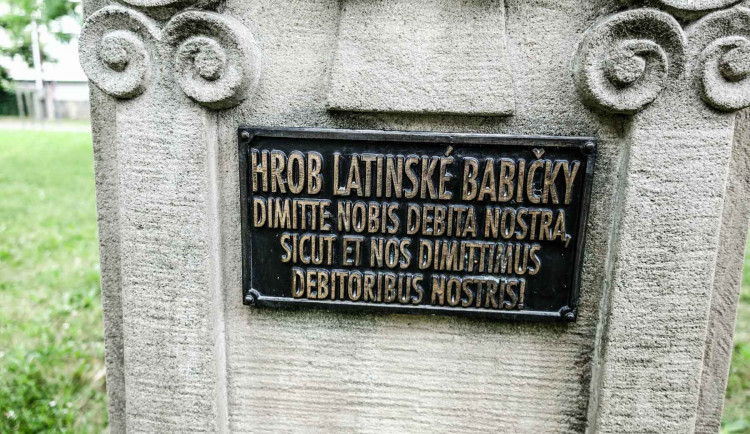 Studenti prosí o štěstí u hrobu Latinské babičky již od konce devatenáctého století. Jaký byl její příběh?