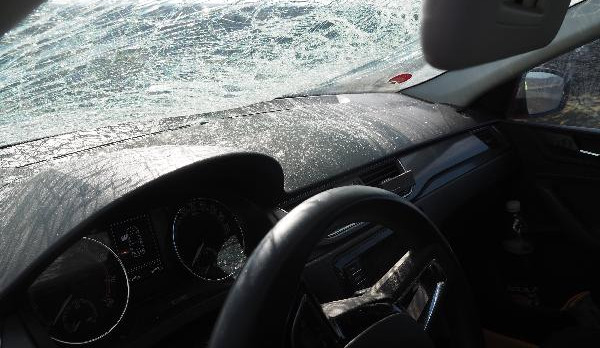 Neodstraněný led z náklaďáků opět páchal škody na protijedoucích autech