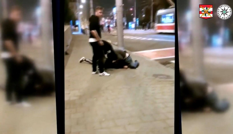 Férovka tři na jednoho. Muž se zastal napadeného, sám dostal naloženo