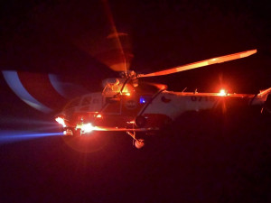 Řidič ve tmě přehlédl stojící auta, pro jednu zraněnou ženu letěl vrtulník