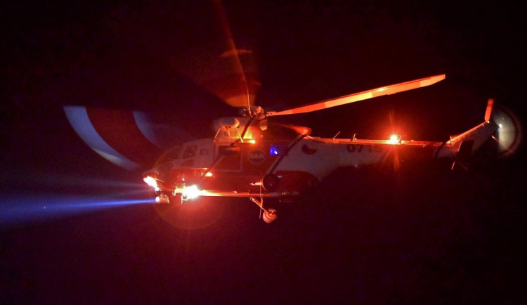 Řidič ve tmě přehlédl neoznačená stojící vozidla, pro jednoho zraněného musel vrtulník