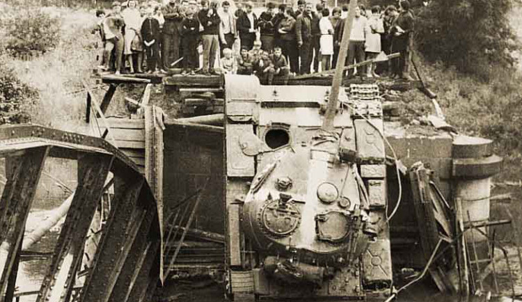 Ruský tank spadl z Dvorskho mostu do řeky Ohře