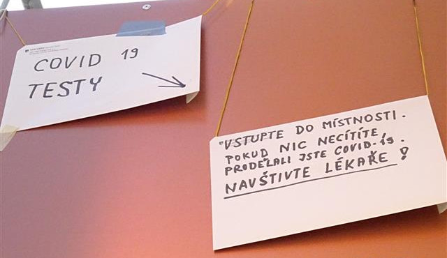 Kdo necítí zápach sousedových hadů, má covid, psal po domě brněnský důchodce
