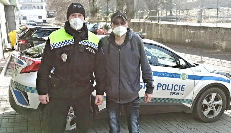 Muž zkolaboval přímo na ulici, pomohl mu pohotový strážník