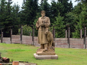 Město odmítlo prodat komunistickou sochu pohraničníka se psem