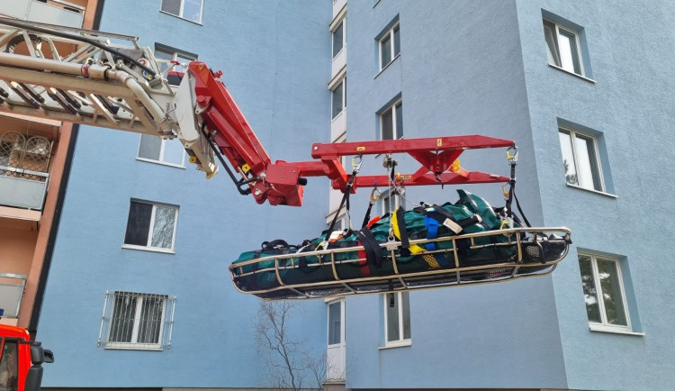 Hasiči vytáhli nadměrnou Brňanku z bytu jeřábem